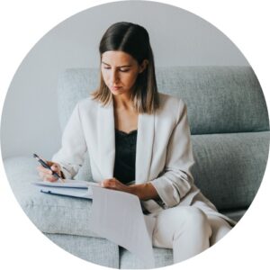 Foto de María Diéguez leyendo un documento